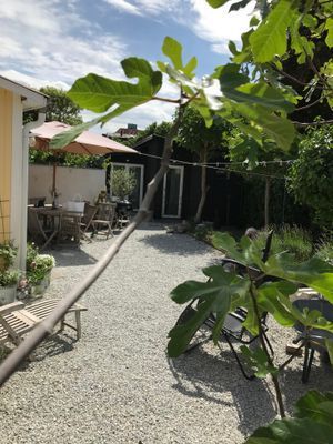 Hyr denna stuga i Visby på 110 m². 8-10 sängplatser. Från 35 000 kr per vecka. Se bilder och tillgänglighet här.