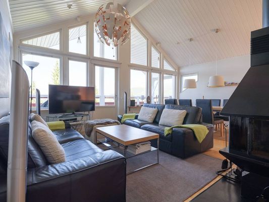 Hyr denna stuga i  på 80 m². 10 sängplatser. 4 500 - 20 000 kr per vecka. Se bilder och tillgänglighet här.