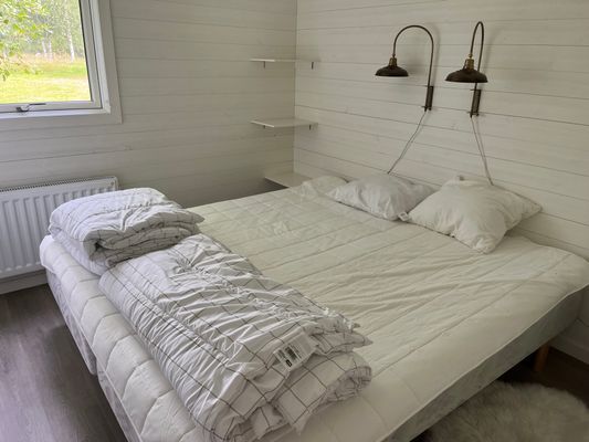 Lillstugan: sovrum med dubbelsäng (180 cm)