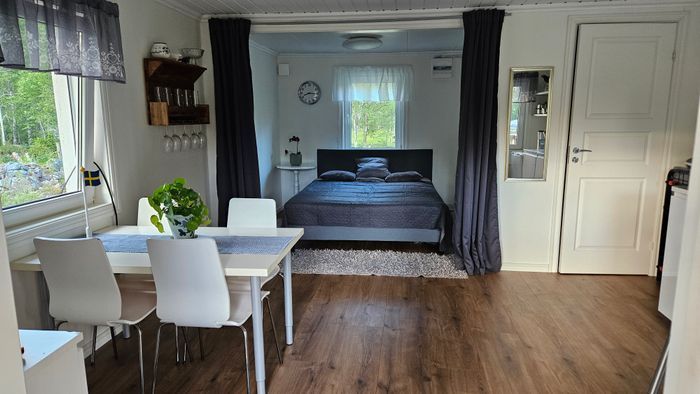 Hyr denna stuga i  på 24 m². 2-3 sängplatser. 3 000 - 3 500 kr per vecka. Se bilder och tillgänglighet här.