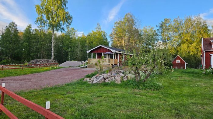 Mysig  attefallstuga på hästgård - Bild 1