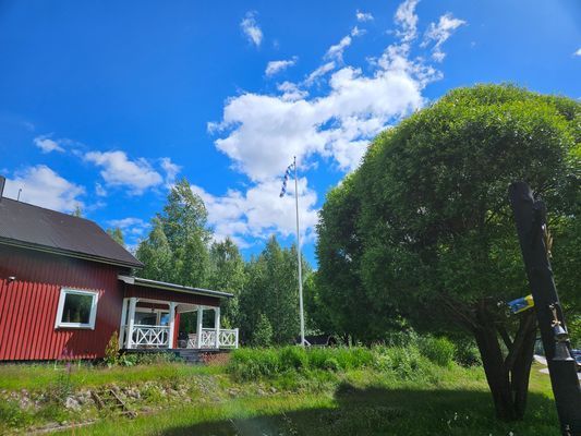 Hyr denna stuga i  på 130 m². 8-9 sängplatser. 10 500 - 13 800 kr per vecka. Se bilder och tillgänglighet här.