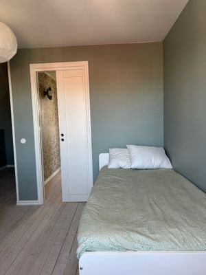 Rum 1: Dubbelsäng (180cm) och två enkelsängar (90cm)