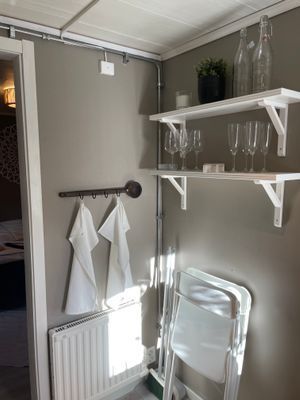 Hyr denna stuga i Munkedal på 15 m². 2-4 sängplatser. 6 000 - 6 500 kr per vecka. Se bilder och tillgänglighet här.