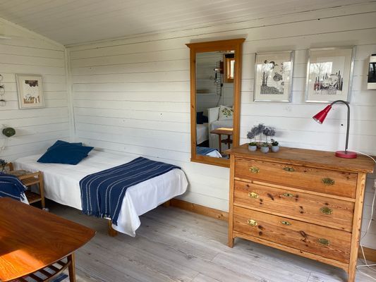 Hyr denna stuga i Södvik på 22 m². 2 sängplatser. Från 850 kr per dag. Se bilder och tillgänglighet här.