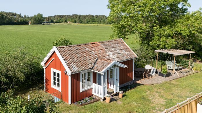Hyr denna stuga i Öland på 25 m². 4 sängplatser. 950 - 2 250 kr per dag. Se bilder och tillgänglighet här.