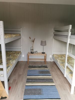 Gästhus med två våningssängar och ett lite sovloft