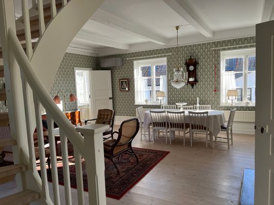 Hyr denna stuga i Skillinge på 130 m². 8 sängplatser. Från 12 000 kr per vecka. Se bilder och tillgänglighet här.