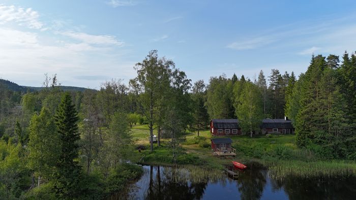 Stuga med egen badstrand, brygga och roddbåt. - Bild 16