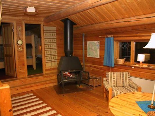 Hyr denna stuga i  på 60 m². 6-9 sängplatser. 5 500 - 9 900 kr per vecka. Se bilder och tillgänglighet här.