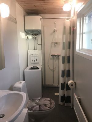 Badrum med WC, dusch och tvättmaskin, nyrenoverat 2018