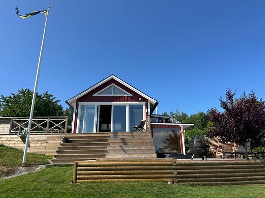 Nyrenoverat sommarhus med fantastisk sjötomt - Bild 7