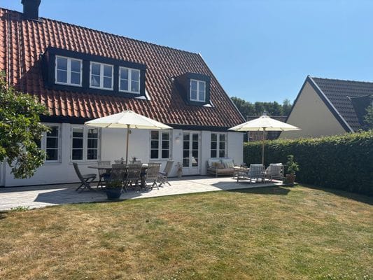 Hyr denna stuga i Mölle på 145 m². 6-8 sängplatser. 8 000 - 25 000 kr per vecka. Se bilder och tillgänglighet här.