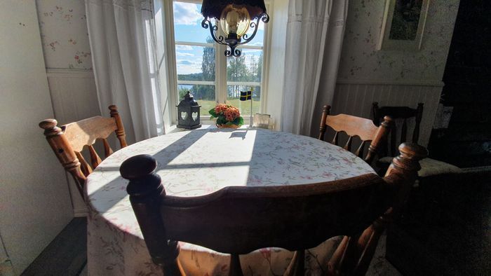 Stuga med sjöutsikt, bad, vandringsleder & fiske i - Bild 6