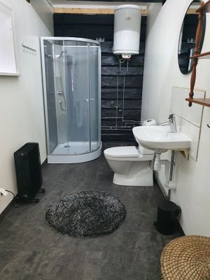Stuga med sjöutsikt, bad, vandringsleder & fiske i - Bild 11