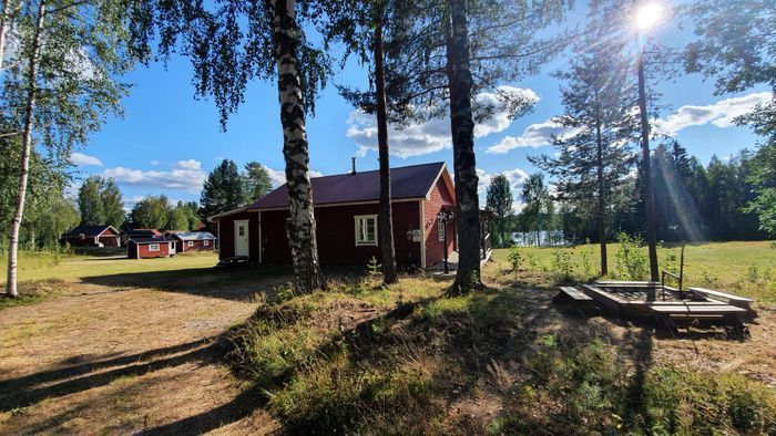 Hyr denna stuga i  på 70 m². 4-6 sängplatser. 4 000 - 6 500 kr per vecka. Se bilder och tillgänglighet här.