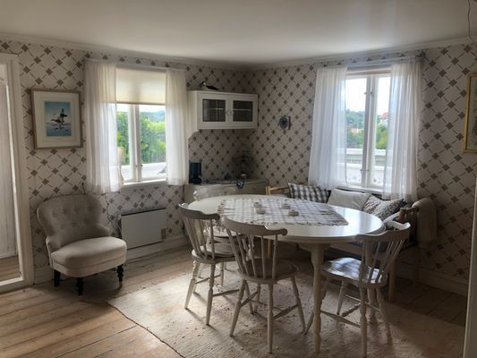 Hyr denna stuga i Fiskebäckskil på 39 m². 5 sängplatser. 7 500 - 10 900 kr per vecka. Se bilder och tillgänglighet här.