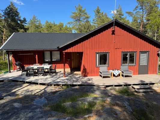 Hyr denna stuga i Öregrund på 90 m². 5-9 sängplatser. 8 000 - 10 000 kr per vecka. Se bilder och tillgänglighet här.