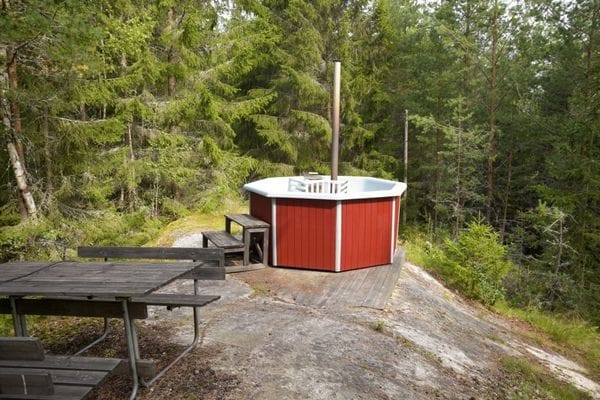 Fritidshus vid sjön med motorbåt i ett privat läge - Bild 21