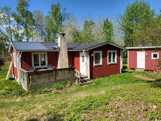 Hyr denna stuga i Tibro på 70 m². 4 sängplatser. 3 500 - 6 000 kr per vecka. Se bilder och tillgänglighet här.