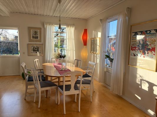 Hyr denna stuga i  på 125 m². 6 sängplatser. Från 10 640 kr per vecka. Se bilder och tillgänglighet här.