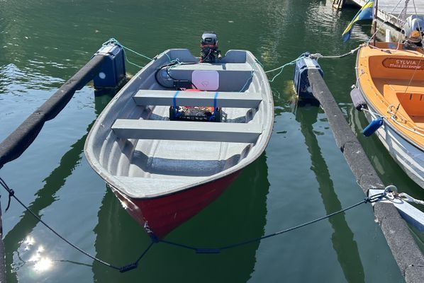 Hyr denna stuga i Ellös på 41 m². 4-6 sängplatser. 9 000 - 11 000 kr per vecka. Se bilder och tillgänglighet här.