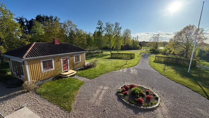 Topprenoverat med privat brygga på gård i Sörmland - Bild 41