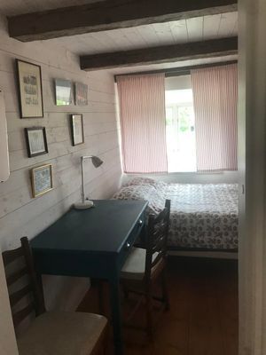 Fårö kalkstenshus i gårdsmiljö - Bild 9