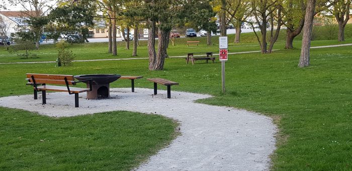 Tallundens park med grillplats. 100 meter bort