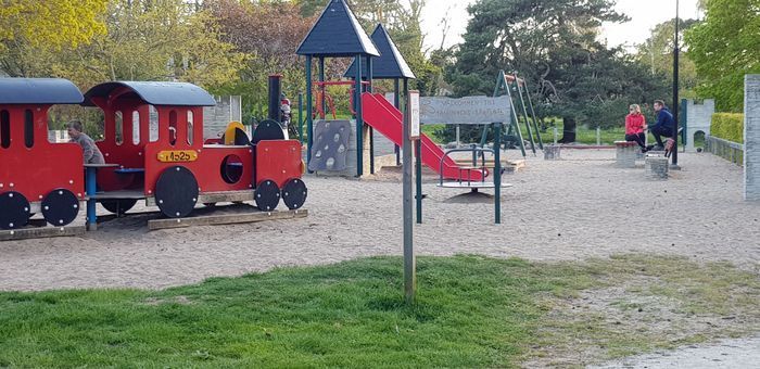 Tallundens park med fin lekplats 100 meter bort