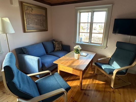 Smart-TV (Apple TV via wifi) och soffgrupp i vardagsrummet