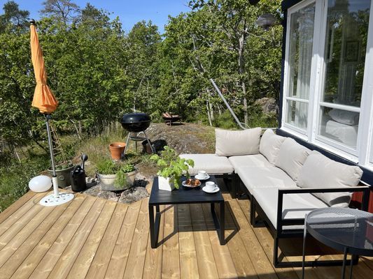Hyr denna stuga i Vindö på 55 m². 5 sängplatser. 8 000 - 12 000 kr per vecka. Se bilder och tillgänglighet här.