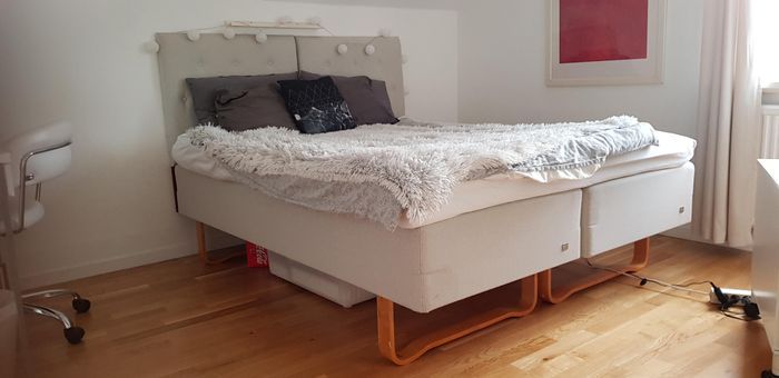 Stort sovrum med dubbelsäng 160 cm och en enkelbädd 90 cm
