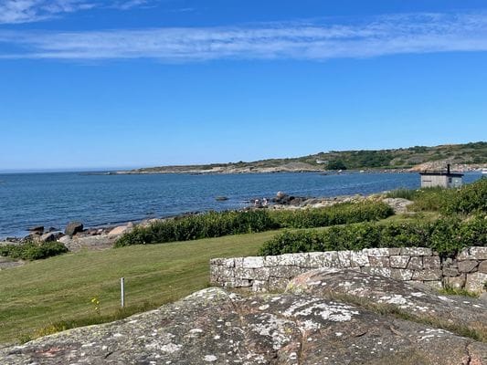 Hyr denna stuga i Varberg på 80 m². 5 sängplatser. 7 000 - 10 000 kr per vecka. Se bilder och tillgänglighet här.
