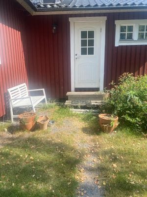 Hyr denna stuga i Österåker på 88 m². 4-10 sängplatser. 6 000 - 10 000 kr per vecka. Se bilder och tillgänglighet här.