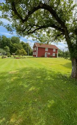 Hyr denna stuga i Tingsryd på 150 m². 10 sängplatser. Från 9 000 kr per vecka. Se bilder och tillgänglighet här.