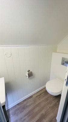 Toalett med handfat pa överväningen