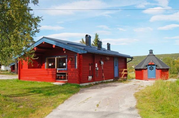 Hyr denna stuga i  på 57 m². 6 sängplatser. 9 000 - 15 500 kr per vecka. Se bilder och tillgänglighet här.