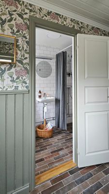 Entréhallen med vy mot wc med dusch