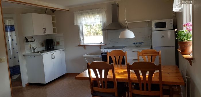 Hyr denna stuga i Fårö på 24 m². 2 sängplatser. 4 000 - 4 500 kr per vecka. Se bilder och tillgänglighet här.