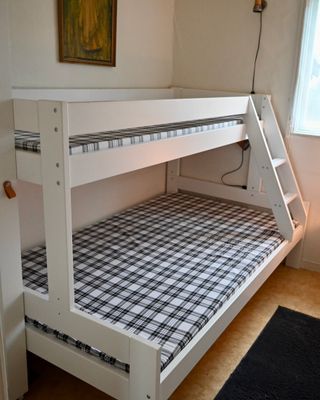 Sovrum nr 2. Våningssäng med en enkel- och en dubbelsäng