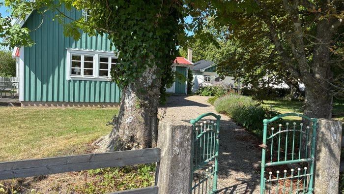 Charmigt hus på lantlig gård nära sjö och natur