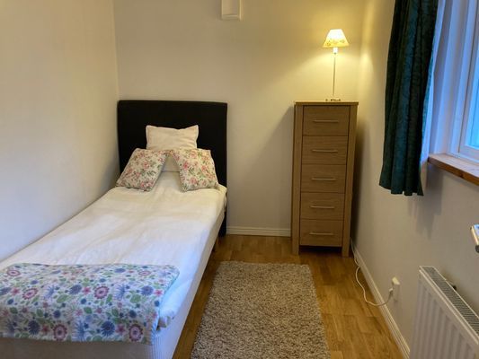 "flygel"  med uteplats och trädgård - Bild 7