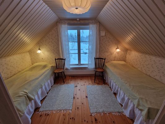 Naturnära Gäststuga på liten gård med höns - Bild 7