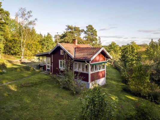 Charmig sommarstuga i ett attraktivt område.