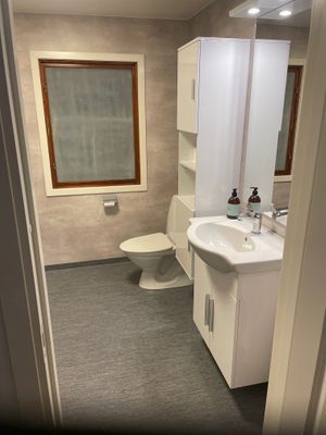 Nyrenoverad stuga i naturskönt läge. - Bild 9