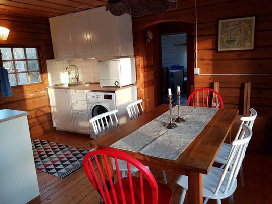 Timmerstuga vid sjö