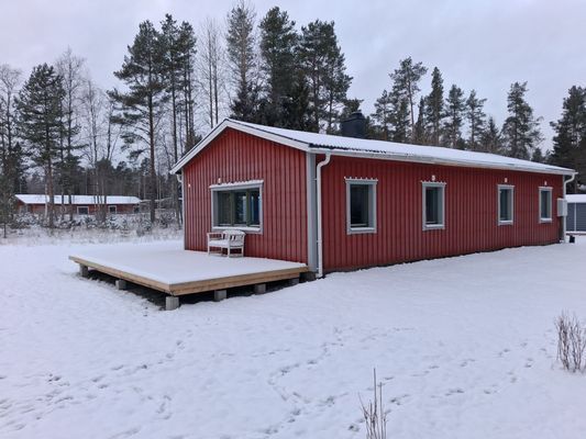 Nybyggd stuga i ett plan med 4 - 6 bäddar.