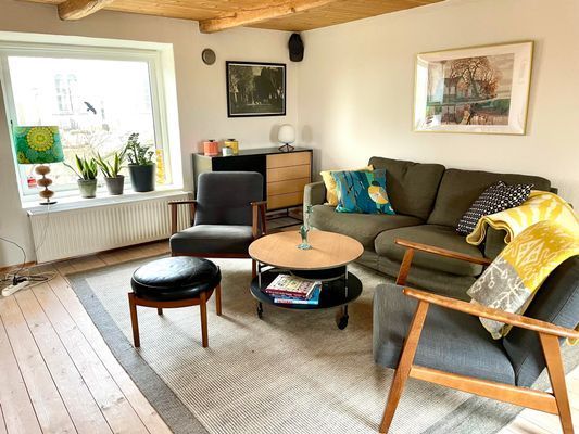 Varsamt renoverad tegellänga i liten kyrkby - Bild 10