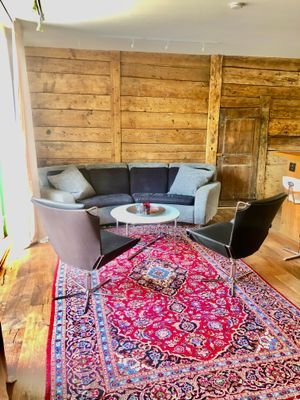 Hyr denna stuga i  på 45 m². 2 sängplatser. 7 000 - 8 500 kr per vecka. Se bilder och tillgänglighet här.